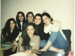 Agustina Palma Instagram - Se cumplen 7 años de #o11ce  @disneyplus 
Algunos de ustedes siguen ahí,acompañándome en cada paso que doy, cada sueño cumplido, cada trabajo, experiencias y aventuras. 
Tenía 20 años, miro para atrás y veo todo el camino hasta aquí, que bonita es la vida, cuantas experiencias, cuantos recuerdos, cuánto mundo vino después de esto! Gracias universo por esta increíble oportunidad, por este equipo de oro, gracias @disneyplusla por confiar en mí para ser Martina Markinson y una vez más abrirme las puertas.
120 episodios
Dos temporadas
Dos años y medio de trabajo. 

Completamente agradecida 🙌✨ 
#martinamarkinson #disneyplus