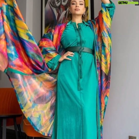 Ahlam Zaimi Instagram - De loin ma meilleure marque marocaine🇲🇦 conçue par des femmes marocaines pour mettre en avant notre beau patrimoine marocain. Ravie de faire partie de cette belle aventure depuis des années. Et quand c'est fait par amour ça donne ça💐 @kounouz.officiel Vous validez?😊