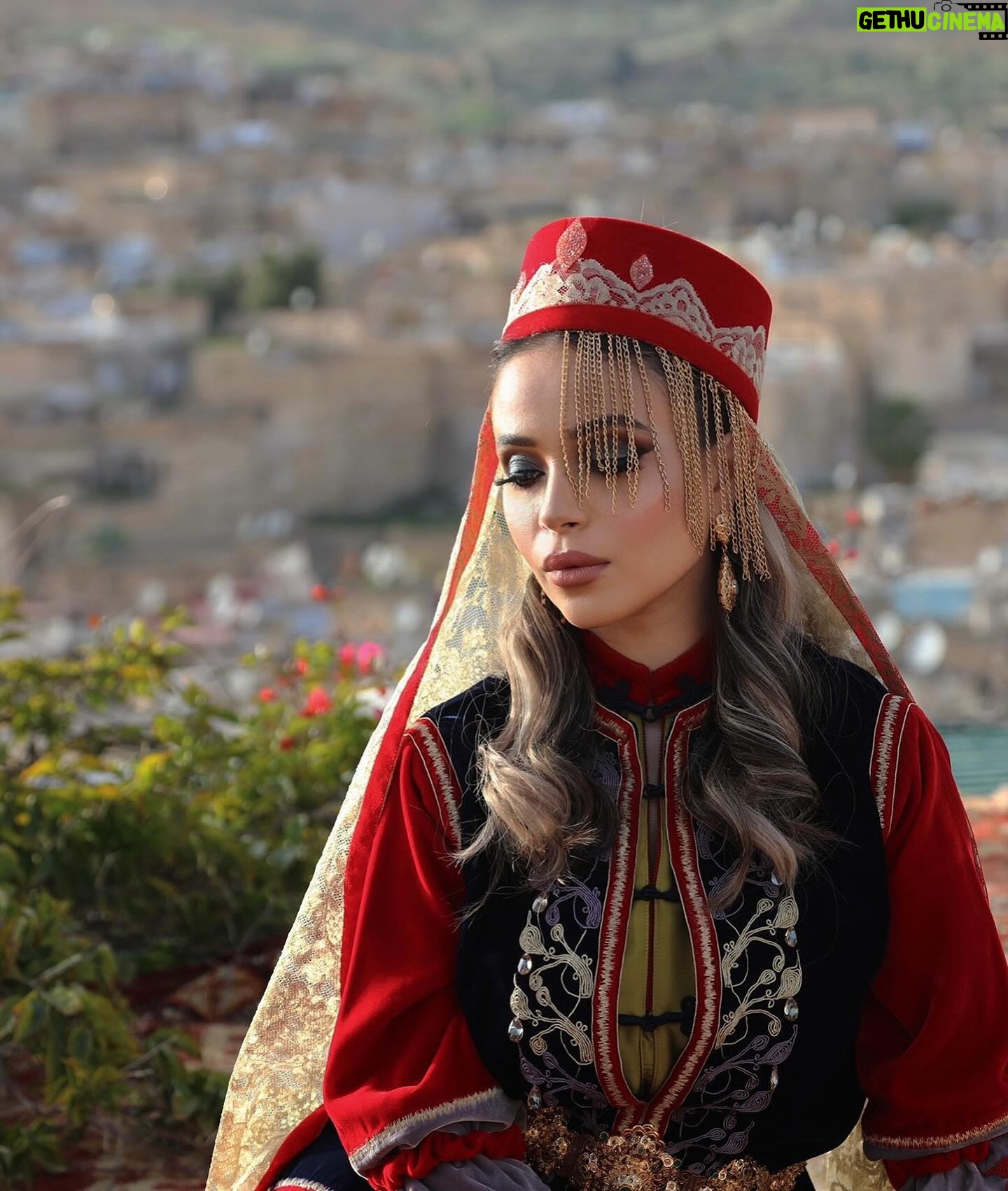 Ahlam Zaimi Instagram - Caption this 🫣🇲🇦❤️🫶🏻✨ Photo credit @karimaahajja_photography Wearing @missmiya.ma Make up and hair @make_up_by_hala Location @palaisdefes #morocco #fes #pictureoftheday #caftan #fyp #fypシ #trend #ramadan #ramadan2024