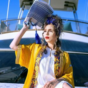 Ahlam Zaimi Instagram - Je déclare la saison d'été officiellement ouverte 🌊
In love with this new collection by my favorite moroccan brand @kounouz.officiel ✨️ (total look gandoura, kimono, babouche, foulard et sac😍)
Photo credit @zakaria_latouri 
Make up and hair @hafida_skalli_visagiste 
#proudlymoroccan