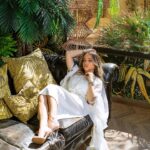 Ahlam Zaimi Instagram - If you want to look good, you must wear a GANDOURA from @kounouz.officiel 🦜🌴 Proudly moroccan 🇲🇦 Photo credit: @zakaria_latouri Mua : @kenzalazrakmakeup D.a: @simoelalaouii Location : @manaos_casablanca