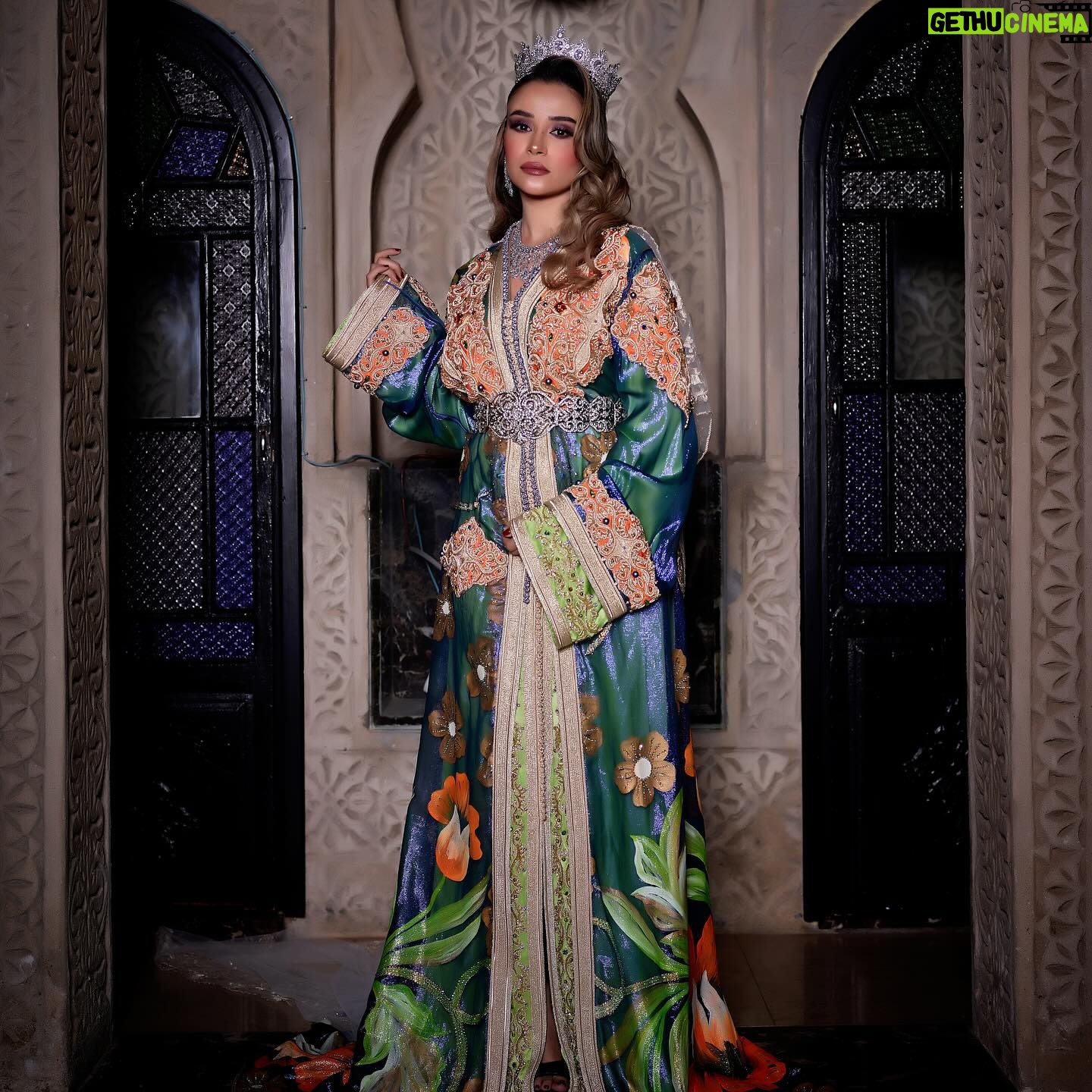 Ahlam Zaimi Instagram - Feel like queen 👸 🇲🇦 Make Up , Hair @olivia.beauty.studio.tanger Caftan And accessories @olivia.beauty.studio.tanger Stylisme : @larinihouda DA : @medinaagency Photo :@nano_photgraphy_ Location :@riadamelia DA: @rabie.akhrif . #maroc #morroco #caftan #caftanmarocain #mariage #beldi #tradition #tetouan #tanger #hociema #love