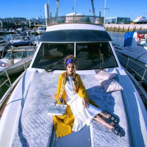 Ahlam Zaimi Instagram - Je déclare la saison d'été officiellement ouverte 🌊
In love with this new collection by my favorite moroccan brand @kounouz.officiel ✨️ (total look gandoura, kimono, babouche, foulard et sac😍)
Photo credit @zakaria_latouri 
Make up and hair @hafida_skalli_visagiste 
#proudlymoroccan