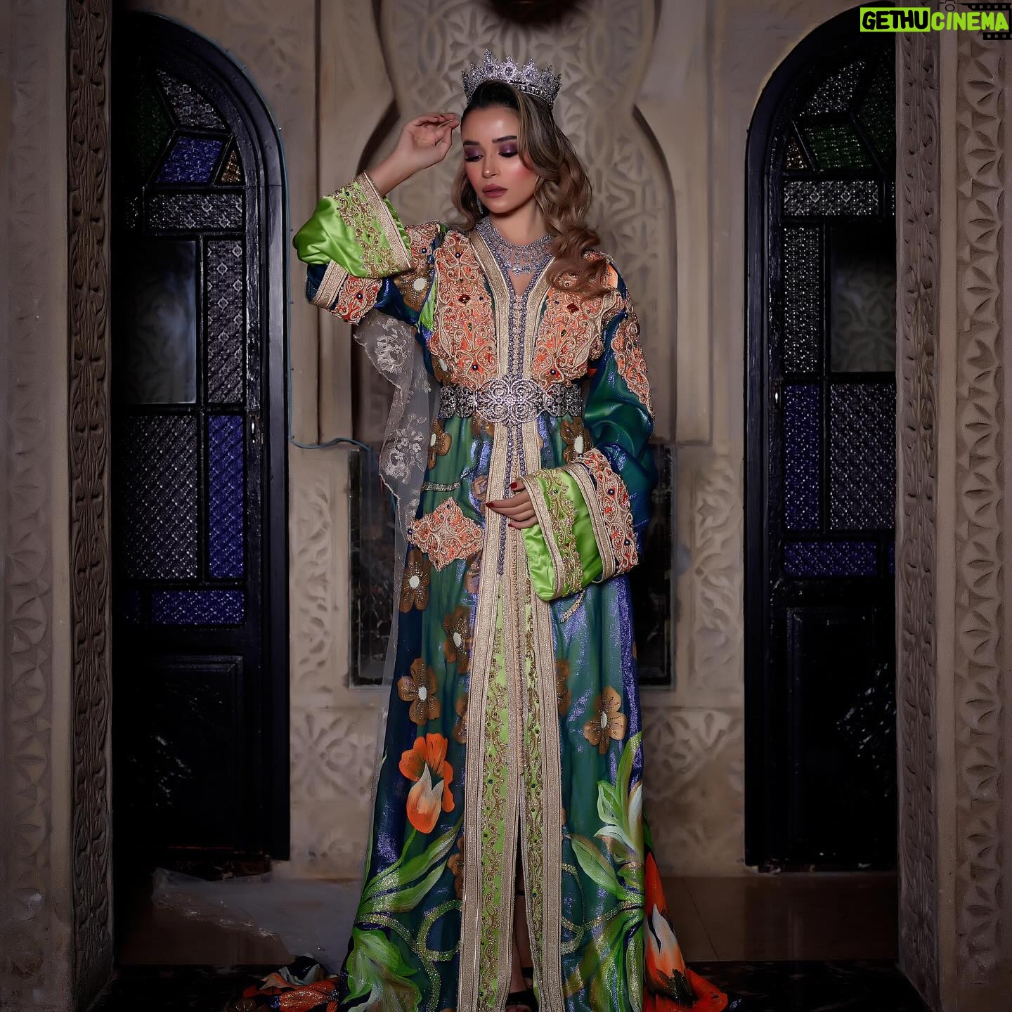 Ahlam Zaimi Instagram - Feel like queen 👸 🇲🇦 Make Up , Hair @olivia.beauty.studio.tanger Caftan And accessories @olivia.beauty.studio.tanger Stylisme : @larinihouda DA : @medinaagency Photo :@nano_photgraphy_ Location :@riadamelia DA: @rabie.akhrif . #maroc #morroco #caftan #caftanmarocain #mariage #beldi #tradition #tetouan #tanger #hociema #love