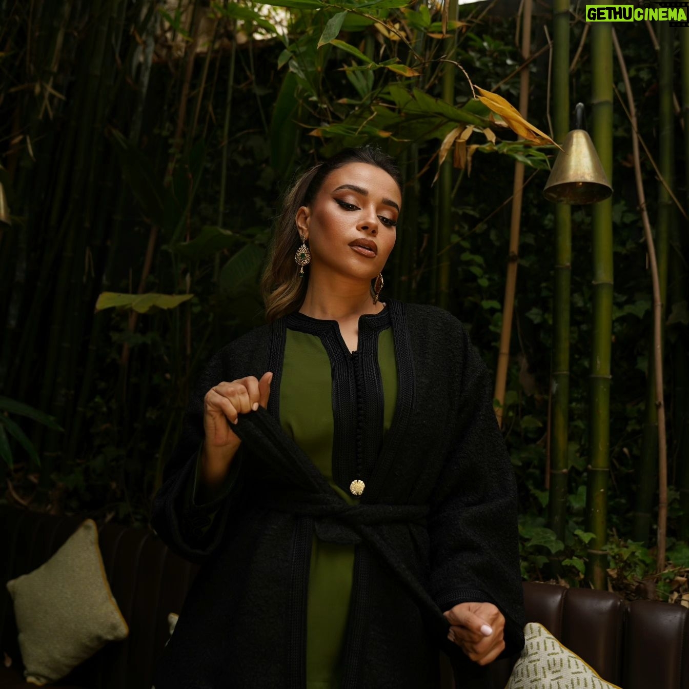 Ahlam Zaimi Instagram - كل عام و انتم بألف خير 😉✨️ . Wearing @kounouz.officiel MUA @hasnaafriki Photo credit @kreativeaub DA @simoelalaouii Location @hotelgauthier