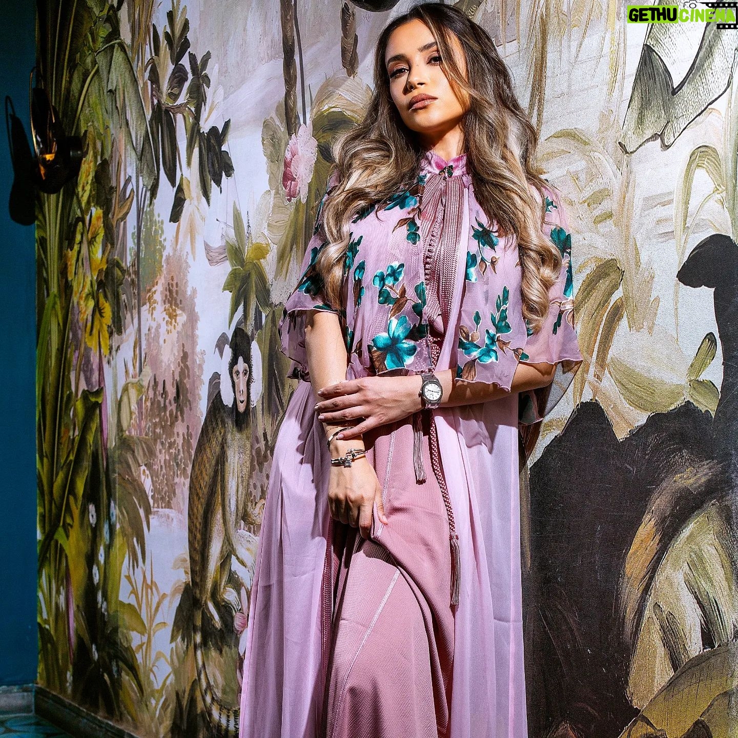 Ahlam Zaimi Instagram - Another one 💗 Photo credit @zakaria_latouri Tenue by @kounouz.officiel Make up and hair @kenzalazrakmakeup D.a @simoelalaouii Location @kamanja55_casablanca #ramadan #ramadan2024 #trend #fyp #fypシ #morocco🇲🇦 #proudlymoroccan ✨️