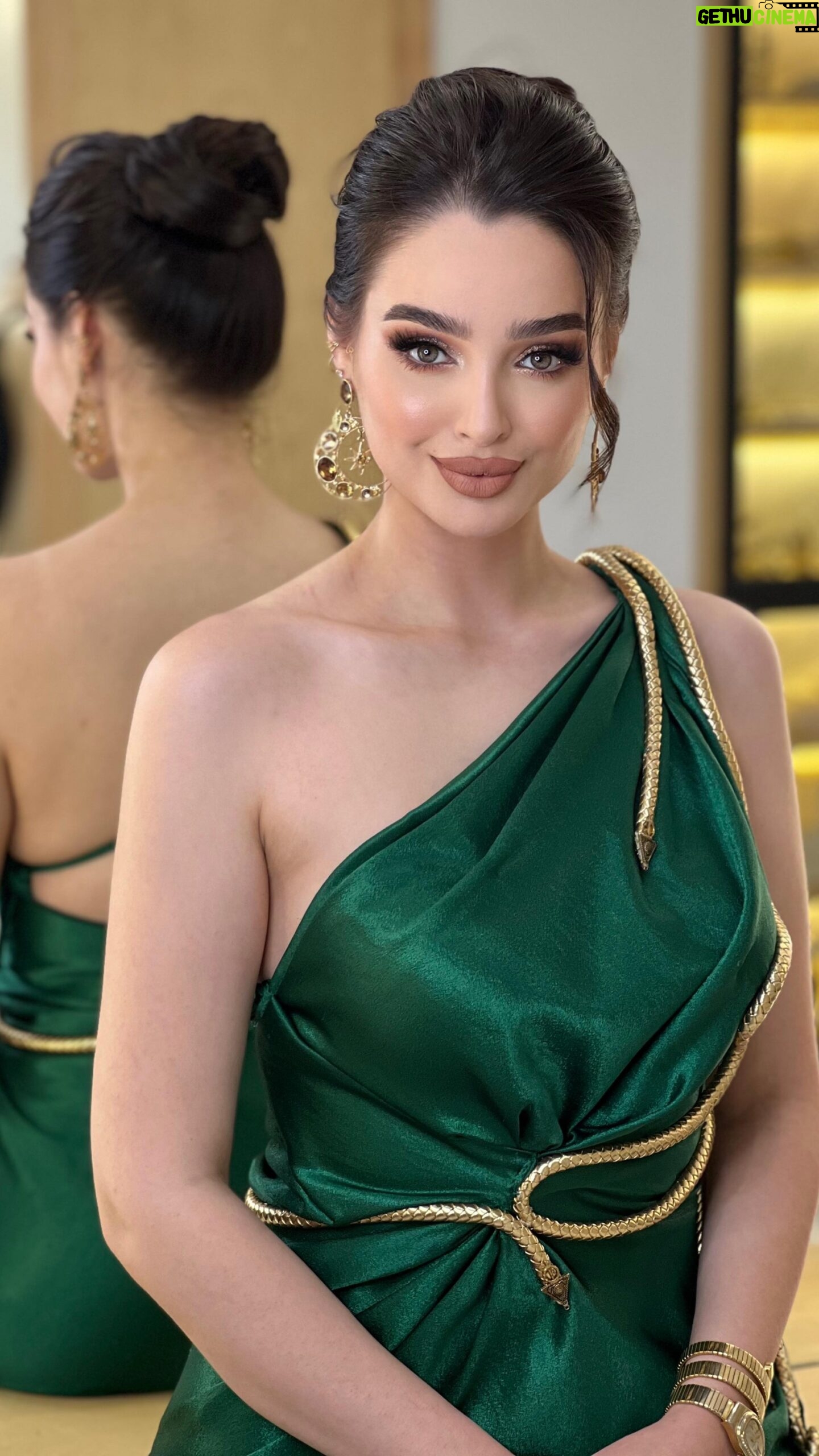 Ahlem Fekih Instagram - My beauty @fekih.ahlem 🧿 Dress @elghanjacouture 🧿 Haïr @midou_hair_style 🧿 Glitter @jajacosmeticstunisia 🧿