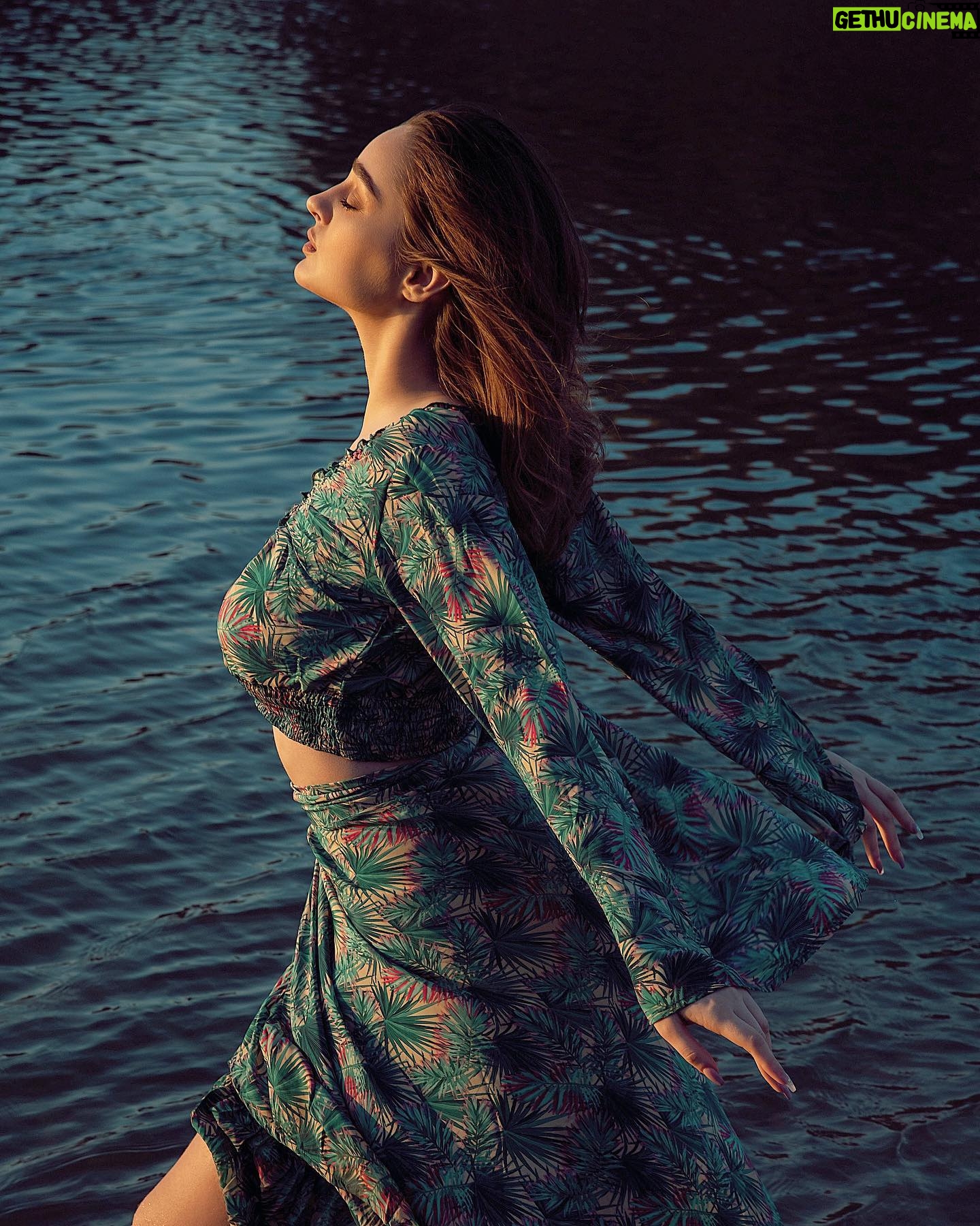 Ahlem Fekih Instagram - BE FREE. ———— 🧚🏻🧚🏻♀️ Taken by @hichem.abdedaiem MUA @elena_beauty_uae A special thanks to the one and only @drdaoudachraf 🌼