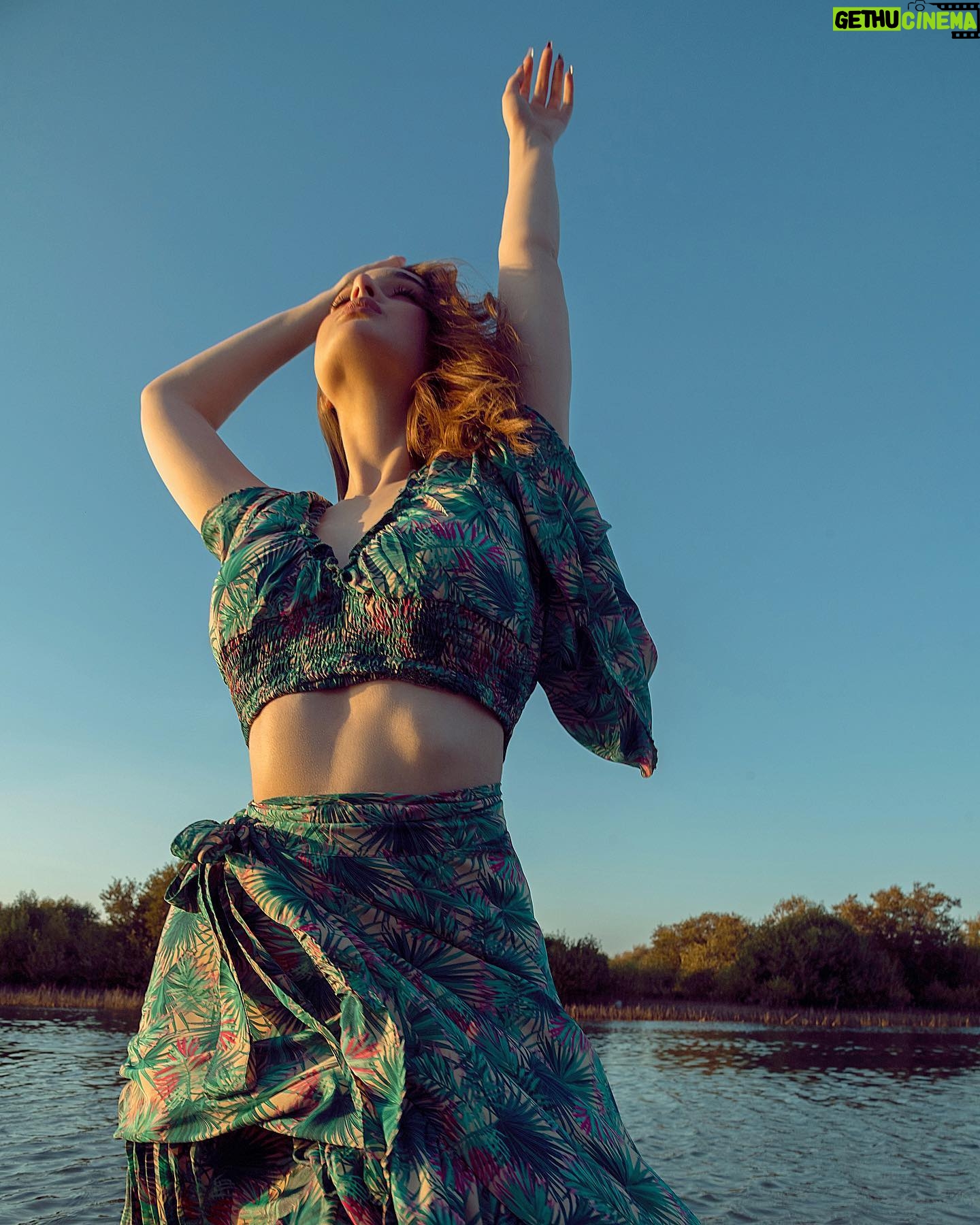 Ahlem Fekih Instagram - BE FREE. ———— 🧚🏻🧚🏻♀️ Taken by @hichem.abdedaiem MUA @elena_beauty_uae A special thanks to the one and only @drdaoudachraf 🌼