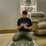 Ahmed Al Fishawy Instagram - سبحة الانسان الأجمل و الأطيب الأستاذ الفنان الكبير فاروق الفيشاوي و أفتخر و واحشني يا أبي .. تقبل الله منا و منكم رمضان كريم ❤️🌙 #fishawy #ramadankareem #prayers