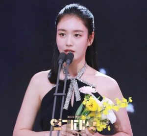 Ahn Eun-jin Instagram - 어제 제대로 전달하지 못해 아쉬운 마음에.. 지금까지 을 사랑해주신 여러분들께 정말 감사하다는 말씀 전하고 싶었어요. 길채와 함께 웃고 울어주셔서, 정말 큰 행복과 안온함을 느꼈답니다.. 진심으로 감사합니다. 2024년 새해복 많이 받으시고, 늘 몸과 마음이 건강하시길 바라요🙇🏻‍♀️ 길채X은진 올림🤍