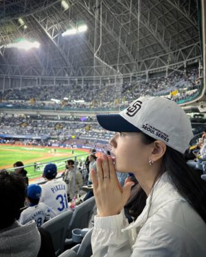 Ahn Eun-jin Instagram - Seoul series…✨🥹🫠💛✨ 
@mlbkorea @dodgers @padres