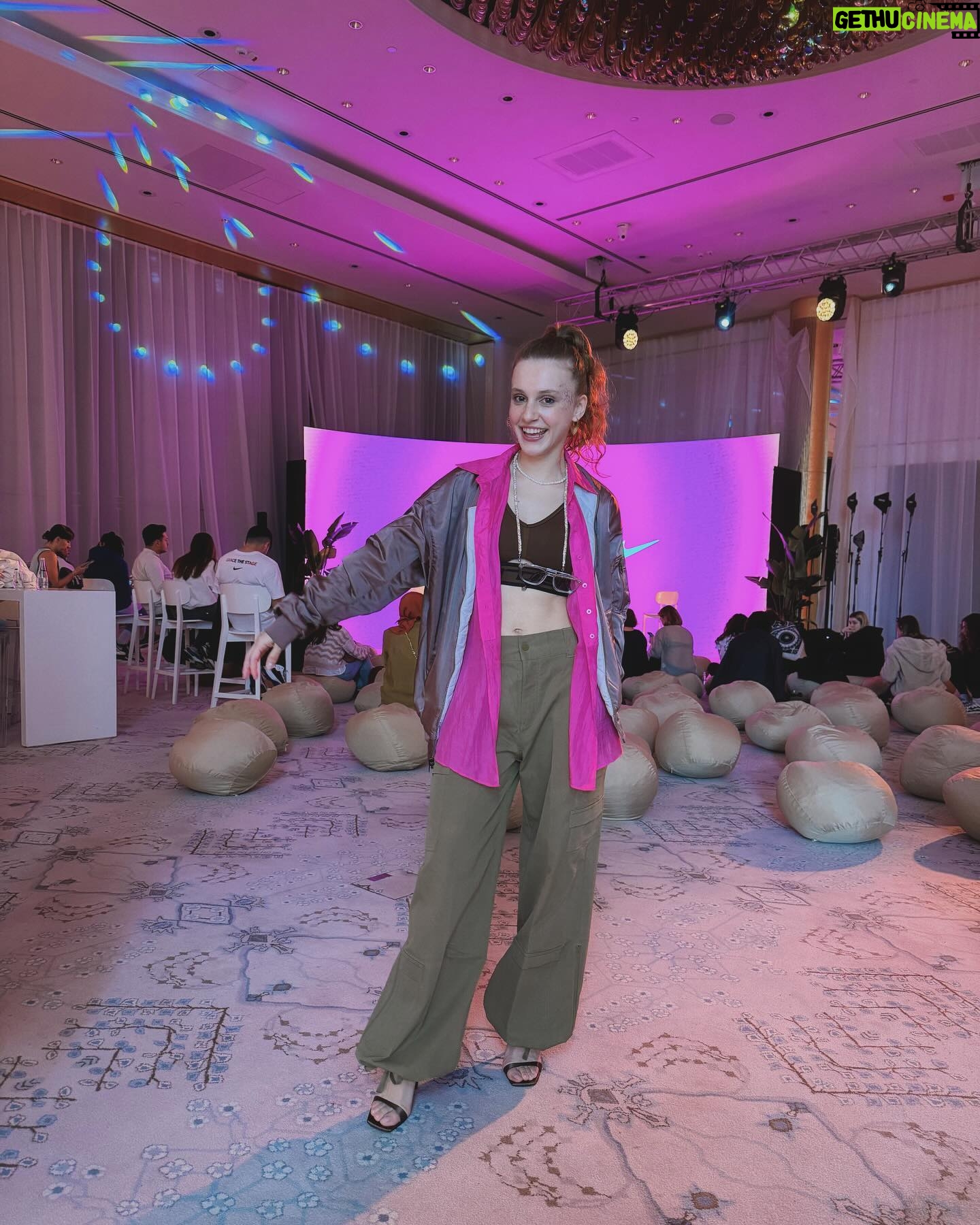 Ahsen Eroğlu Instagram - Bugünden 🌸 #nikewellfestival #nikewellcollective @nikewomen 🧘🏼♀️🤸🏼♀️🩰