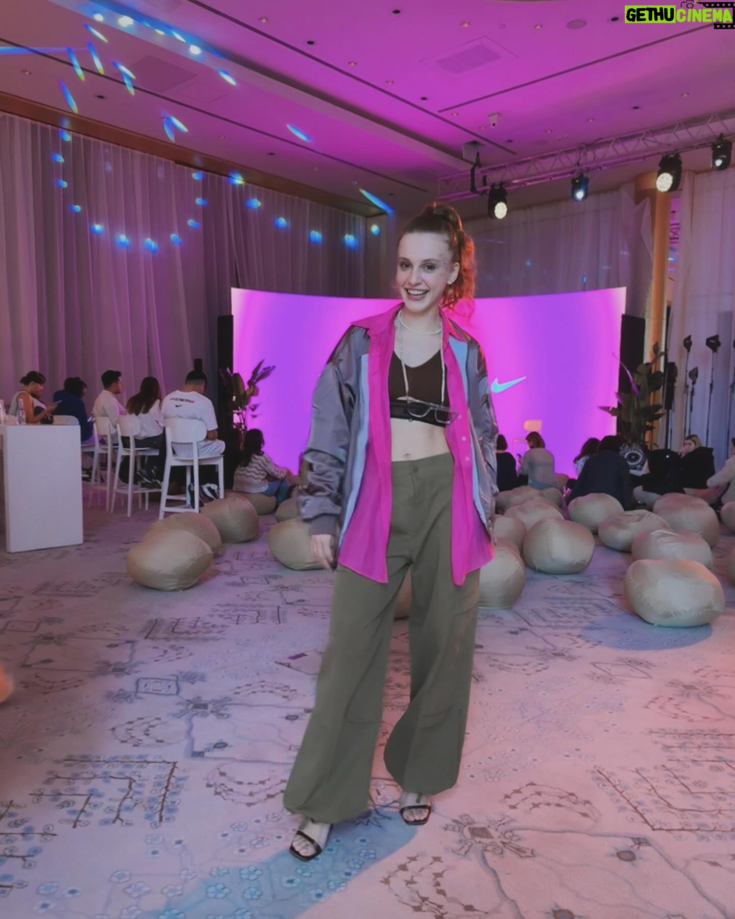 Ahsen Eroğlu Instagram - Bugünden 🌸 #nikewellfestival #nikewellcollective @nikewomen 🧘🏼♀️🤸🏼♀️🩰