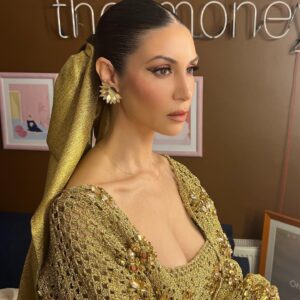 Ahu Yağtu Instagram - Dun aksamki @marieclairetr 35.inci yas kutlamalarina beni bebekler gibi hazirlayan isinin erbabi tum arkadaslarima bu tesekkuru bir borc bilirim 🙏🏻🤍💫🥂 Thanks to all my friends who are the best in their field to help me getting ready for this wonderful event of #marieclaire35 
Dress @ozgurmasur Styling @buraksanuk Glam @ondertiryaki 📷 @onemgunal ☺️