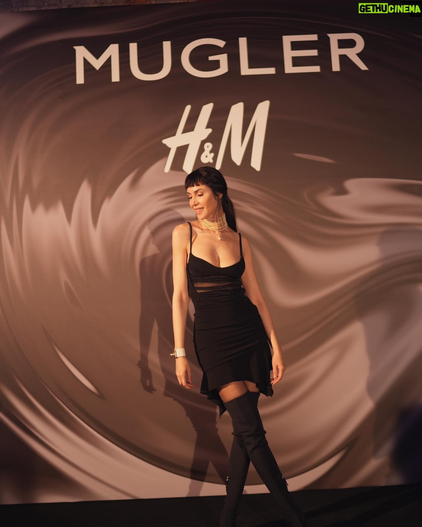Ahu Yağtu Instagram - Surpriz sonlu 🖤 @h&m #muglerxhm @manfredthierrymugler