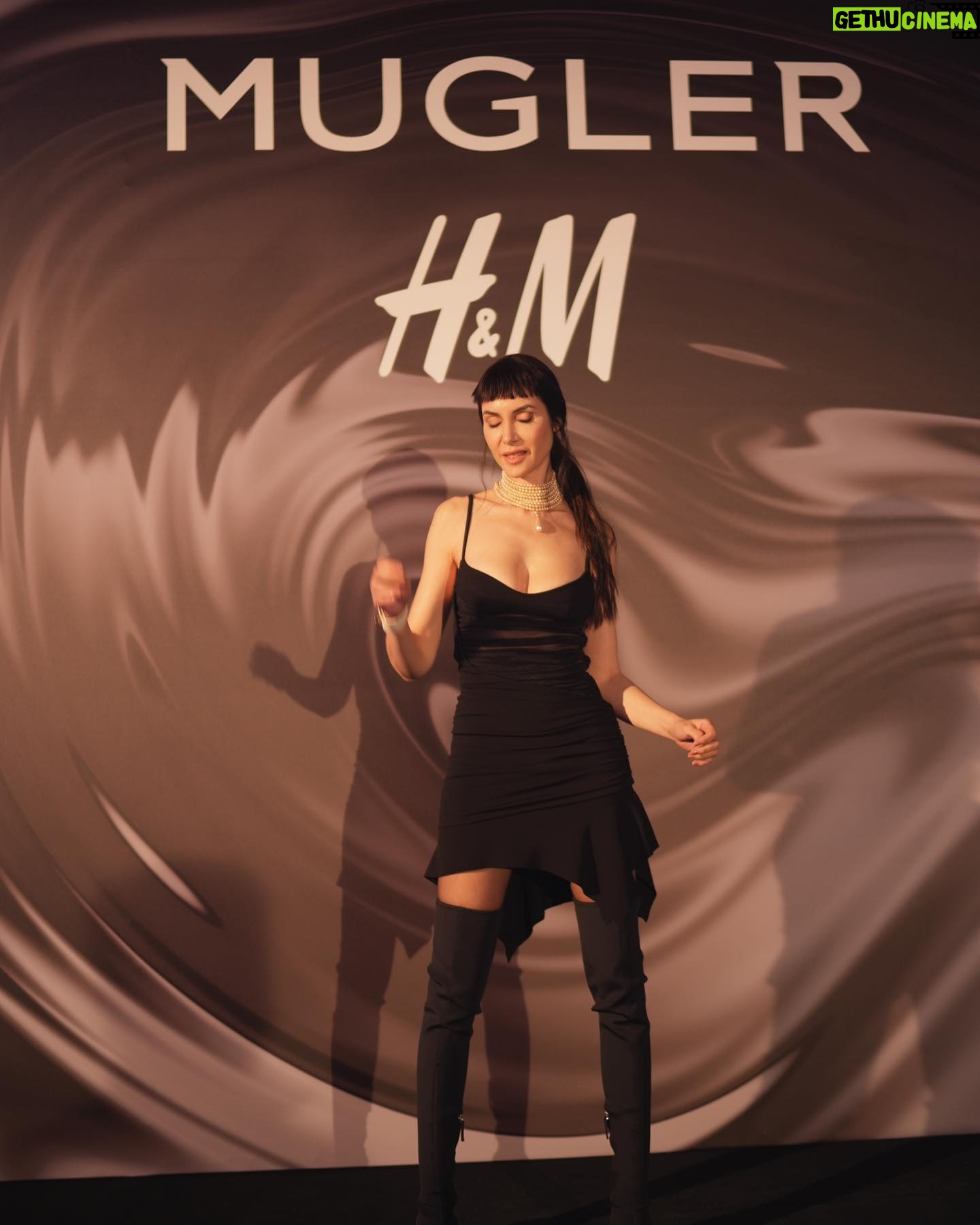 Ahu Yağtu Instagram - Surpriz sonlu 🖤 @h&m #muglerxhm @manfredthierrymugler