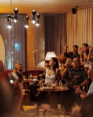 Ahu Yağtu Instagram - Harika bir aksam 💫 harika insanlar ve muthis bir tadim deneyimi 🤌🏻 Emegi gecen herkese tesekkur ediyorum 🥃  #theharmonycollection 📷 @alikanibelli