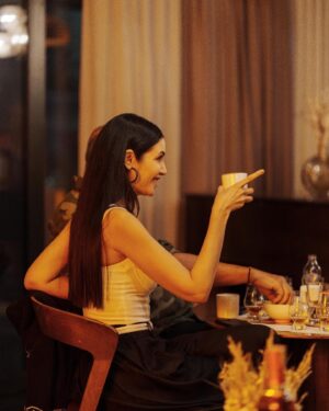 Ahu Yağtu Instagram - Harika bir aksam 💫 harika insanlar ve muthis bir tadim deneyimi 🤌🏻 Emegi gecen herkese tesekkur ediyorum 🥃  #theharmonycollection 📷 @alikanibelli