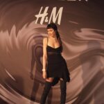 Ahu Yağtu Instagram – Surpriz sonlu 🖤 @h&m #muglerxhm @manfredthierrymugler