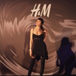 Ahu Yağtu Instagram – Surpriz sonlu 🖤 @h&m #muglerxhm @manfredthierrymugler