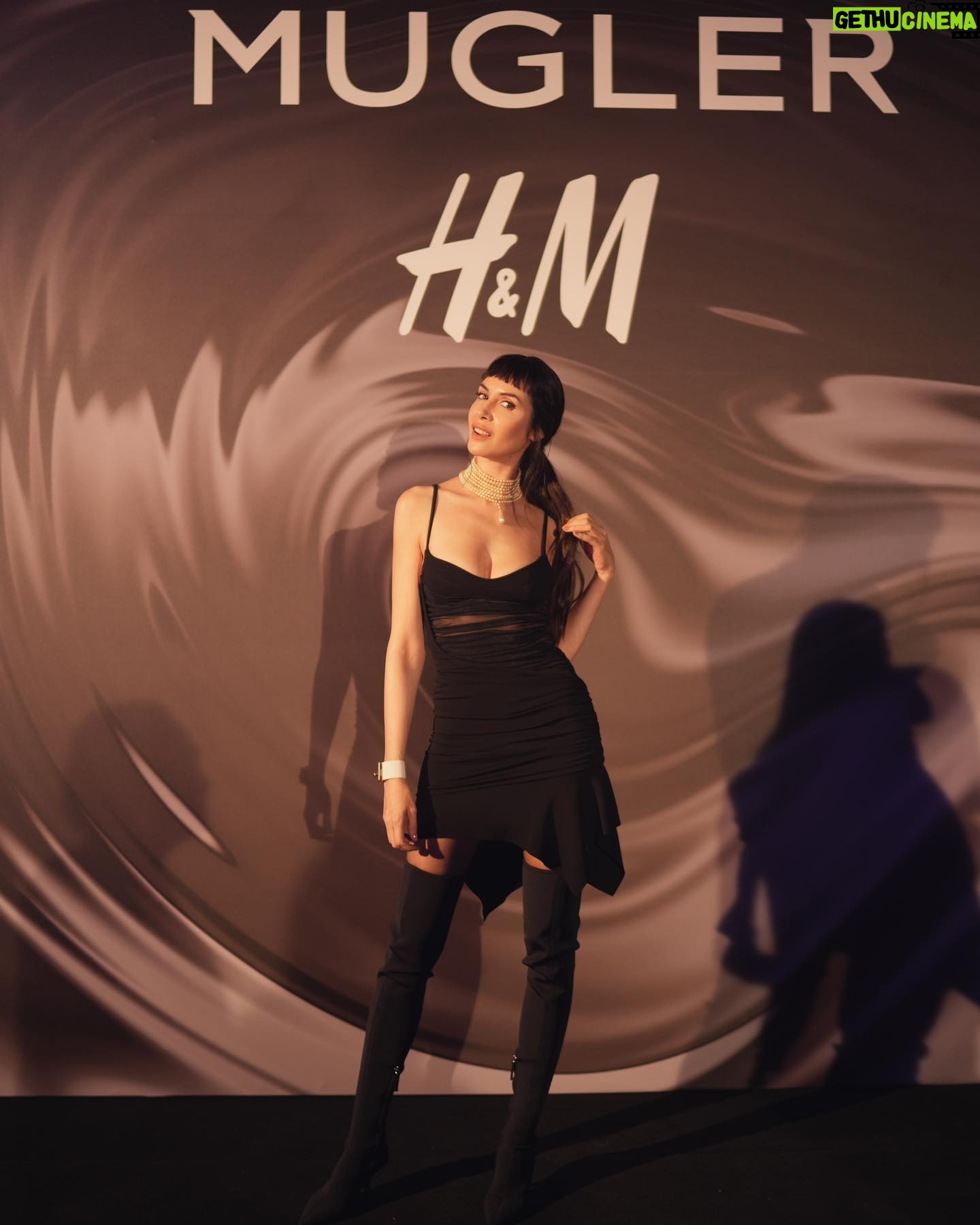 Ahu Yağtu Instagram - Surpriz sonlu 🖤 @h&m #muglerxhm @manfredthierrymugler