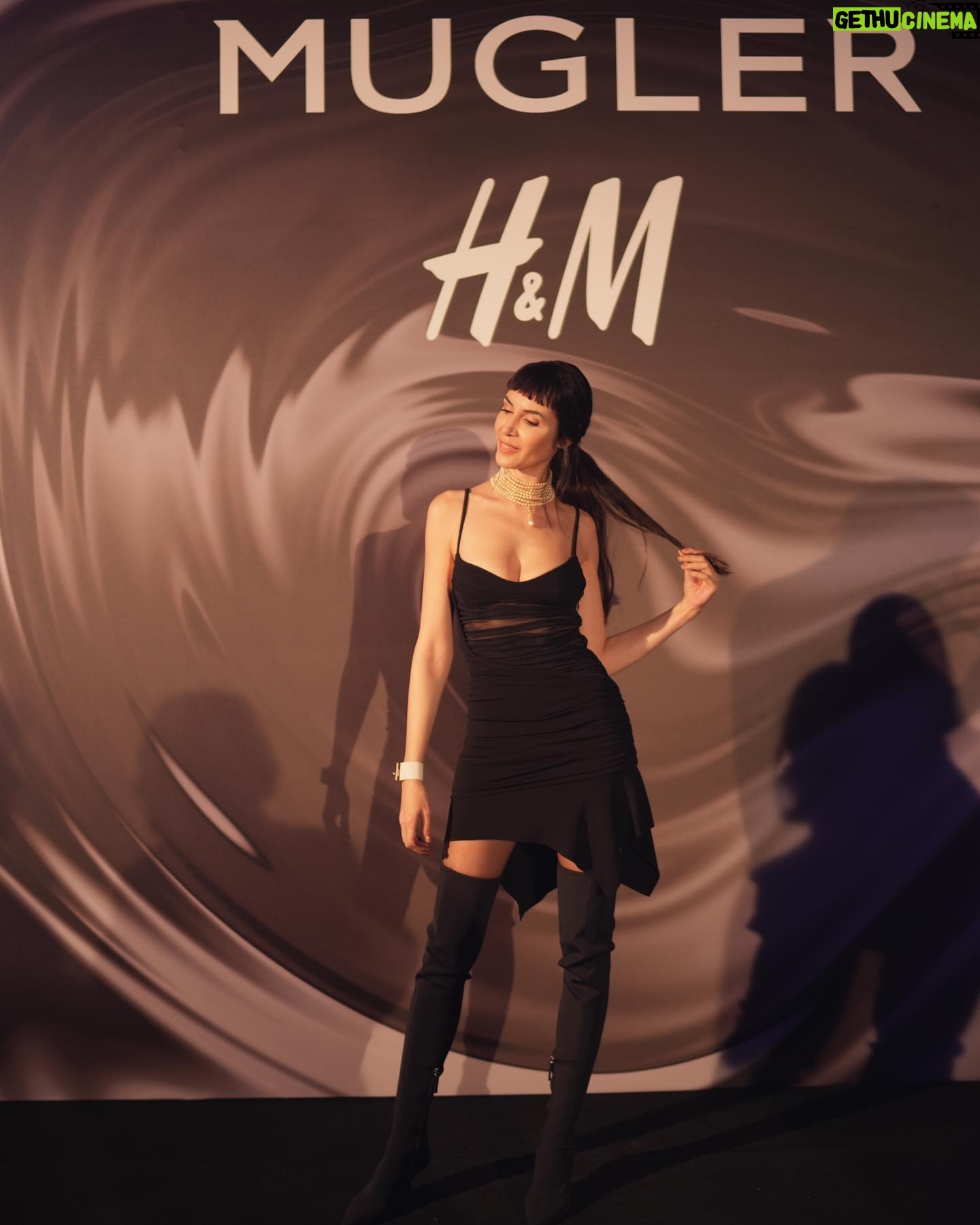 Ahu Yağtu Instagram - Surpriz sonlu 🖤 @h&m #muglerxhm @manfredthierrymugler