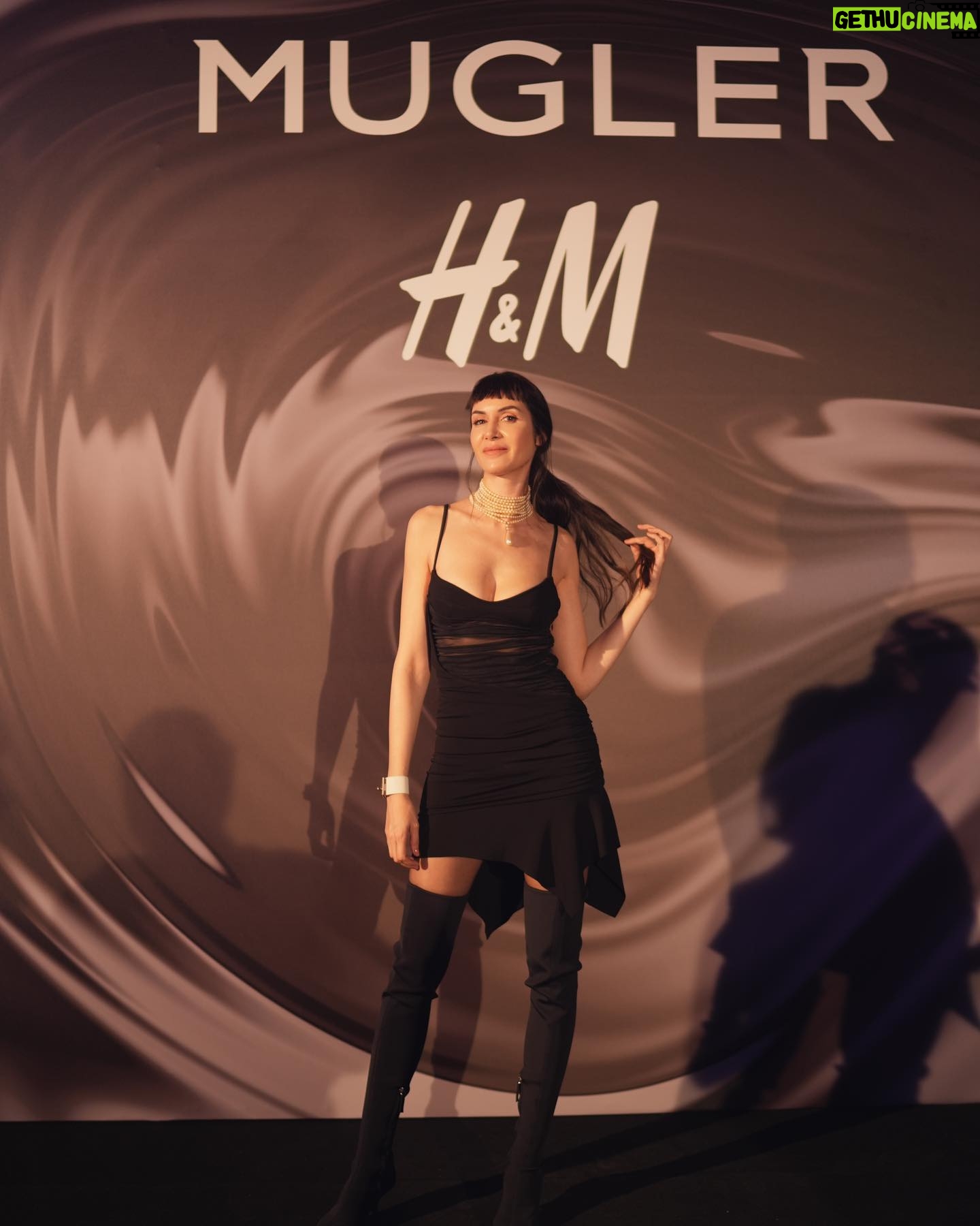 Ahu Yağtu Instagram - Surpriz sonlu 🖤 @h&m #muglerxhm @manfredthierrymugler