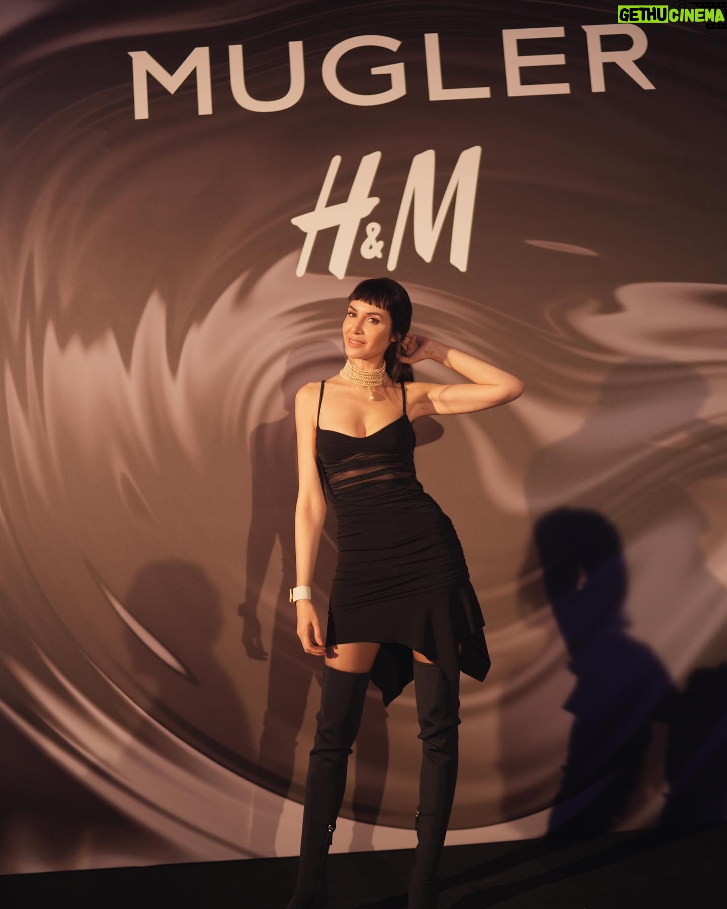 Ahu Yağtu Instagram - Surpriz sonlu 🖤 @h&m #muglerxhm @manfredthierrymugler
