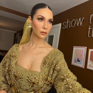 Ahu Yağtu Instagram - Dun aksamki @marieclairetr 35.inci yas kutlamalarina beni bebekler gibi hazirlayan isinin erbabi tum arkadaslarima bu tesekkuru bir borc bilirim 🙏🏻🤍💫🥂 Thanks to all my friends who are the best in their field to help me getting ready for this wonderful event of #marieclaire35 
Dress @ozgurmasur Styling @buraksanuk Glam @ondertiryaki 📷 @onemgunal ☺️