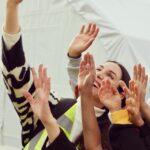 Ahu Yağtu Instagram - Sevgili @ucimorgtr ailesiyle bu seferki ziyaretimiz Adiyaman’aydi. Sicacik metanetli yureklere dokunmak istedik. Sevgiyle sarmalandik yine. Cocuklarin o icten sarilmalari neseleri coskulari icimizi isitti. Birlikte sarkilar soyleyip oyunlar oynadik, yeri geldi siniflarina girip derslerin gidisatini sorduk. Popcorn esliginde gezen sinema coskusuna taniklik ettik. Biz oralardan her defasinda cok yogun duygularla ayriliyoruz. Her defasinda kalbimizin bir kismini birakiyoruz. Yine gidecegiz hep gidecegiz 🤍🦋