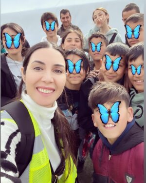 Ahu Yağtu Instagram - Sevgili @ucimorgtr ailesiyle bu seferki ziyaretimiz Adiyaman’aydi. Sicacik metanetli yureklere dokunmak istedik. Sevgiyle sarmalandik yine. Cocuklarin o icten sarilmalari neseleri coskulari icimizi isitti. Birlikte sarkilar soyleyip oyunlar oynadik, yeri geldi siniflarina girip derslerin gidisatini sorduk. Popcorn esliginde gezen sinema coskusuna taniklik ettik. Biz oralardan her defasinda cok yogun duygularla ayriliyoruz. Her defasinda kalbimizin bir kismini birakiyoruz. Yine gidecegiz hep gidecegiz 🤍🦋