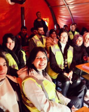 Ahu Yağtu Instagram - Sevgili @ucimorgtr ailesiyle bu seferki ziyaretimiz Adiyaman’aydi. Sicacik metanetli yureklere dokunmak istedik. Sevgiyle sarmalandik yine. Cocuklarin o icten sarilmalari neseleri coskulari icimizi isitti. Birlikte sarkilar soyleyip oyunlar oynadik, yeri geldi siniflarina girip derslerin gidisatini sorduk. Popcorn esliginde gezen sinema coskusuna taniklik ettik. Biz oralardan her defasinda cok yogun duygularla ayriliyoruz. Her defasinda kalbimizin bir kismini birakiyoruz. Yine gidecegiz hep gidecegiz 🤍🦋