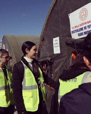 Ahu Yağtu Instagram - Sevgili @ucimorgtr ailesiyle bu seferki ziyaretimiz Adiyaman’aydi. Sicacik metanetli yureklere dokunmak istedik. Sevgiyle sarmalandik yine. Cocuklarin o icten sarilmalari neseleri coskulari icimizi isitti. Birlikte sarkilar soyleyip oyunlar oynadik, yeri geldi siniflarina girip derslerin gidisatini sorduk. Popcorn esliginde gezen sinema coskusuna taniklik ettik. Biz oralardan her defasinda cok yogun duygularla ayriliyoruz. Her defasinda kalbimizin bir kismini birakiyoruz. Yine gidecegiz hep gidecegiz 🤍🦋