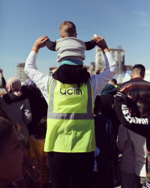Ahu Yağtu Instagram - Sevgili @ucimorgtr ailesiyle bu seferki ziyaretimiz Adiyaman’aydi. Sicacik metanetli yureklere dokunmak istedik. Sevgiyle sarmalandik yine. Cocuklarin o icten sarilmalari neseleri coskulari icimizi isitti. Birlikte sarkilar soyleyip oyunlar oynadik, yeri geldi siniflarina girip derslerin gidisatini sorduk. Popcorn esliginde gezen sinema coskusuna taniklik ettik. Biz oralardan her defasinda cok yogun duygularla ayriliyoruz. Her defasinda kalbimizin bir kismini birakiyoruz. Yine gidecegiz hep gidecegiz 🤍🦋