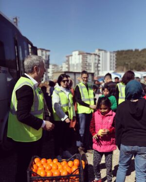 Ahu Yağtu Instagram - Sevgili @ucimorgtr ailesiyle bu seferki ziyaretimiz Adiyaman’aydi. Sicacik metanetli yureklere dokunmak istedik. Sevgiyle sarmalandik yine. Cocuklarin o icten sarilmalari neseleri coskulari icimizi isitti. Birlikte sarkilar soyleyip oyunlar oynadik, yeri geldi siniflarina girip derslerin gidisatini sorduk. Popcorn esliginde gezen sinema coskusuna taniklik ettik. Biz oralardan her defasinda cok yogun duygularla ayriliyoruz. Her defasinda kalbimizin bir kismini birakiyoruz. Yine gidecegiz hep gidecegiz 🤍🦋