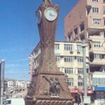 Ahu Yağtu Instagram - Sevgili @ucimorgtr ailesiyle bu seferki ziyaretimiz Adiyaman’aydi. Sicacik metanetli yureklere dokunmak istedik. Sevgiyle sarmalandik yine. Cocuklarin o icten sarilmalari neseleri coskulari icimizi isitti. Birlikte sarkilar soyleyip oyunlar oynadik, yeri geldi siniflarina girip derslerin gidisatini sorduk. Popcorn esliginde gezen sinema coskusuna taniklik ettik. Biz oralardan her defasinda cok yogun duygularla ayriliyoruz. Her defasinda kalbimizin bir kismini birakiyoruz. Yine gidecegiz hep gidecegiz 🤍🦋