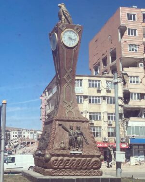 Ahu Yağtu Instagram - Sevgili @ucimorgtr ailesiyle bu seferki ziyaretimiz Adiyaman’aydi. Sicacik metanetli yureklere dokunmak istedik. Sevgiyle sarmalandik yine. Cocuklarin o icten sarilmalari neseleri coskulari icimizi isitti. Birlikte sarkilar soyleyip oyunlar oynadik, yeri geldi siniflarina girip derslerin gidisatini sorduk. Popcorn esliginde gezen sinema coskusuna taniklik ettik. Biz oralardan her defasinda cok yogun duygularla ayriliyoruz. Her defasinda kalbimizin bir kismini birakiyoruz. Yine gidecegiz hep gidecegiz 🤍🦋