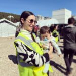 Ahu Yağtu Instagram - Sevgili @ucimorgtr ailesiyle bu seferki ziyaretimiz Adiyaman’aydi. Sicacik metanetli yureklere dokunmak istedik. Sevgiyle sarmalandik yine. Cocuklarin o icten sarilmalari neseleri coskulari icimizi isitti. Birlikte sarkilar soyleyip oyunlar oynadik, yeri geldi siniflarina girip derslerin gidisatini sorduk. Popcorn esliginde gezen sinema coskusuna taniklik ettik. Biz oralardan her defasinda cok yogun duygularla ayriliyoruz. Her defasinda kalbimizin bir kismini birakiyoruz. Yine gidecegiz hep gidecegiz 🤍🦋