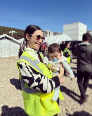 Ahu Yağtu Instagram - Sevgili @ucimorgtr ailesiyle bu seferki ziyaretimiz Adiyaman’aydi. Sicacik metanetli yureklere dokunmak istedik. Sevgiyle sarmalandik yine. Cocuklarin o icten sarilmalari neseleri coskulari icimizi isitti. Birlikte sarkilar soyleyip oyunlar oynadik, yeri geldi siniflarina girip derslerin gidisatini sorduk. Popcorn esliginde gezen sinema coskusuna taniklik ettik. Biz oralardan her defasinda cok yogun duygularla ayriliyoruz. Her defasinda kalbimizin bir kismini birakiyoruz. Yine gidecegiz hep gidecegiz 🤍🦋