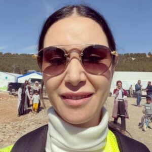 Ahu Yağtu Instagram - Sevgili @ucimorgtr ailesiyle bu seferki ziyaretimiz Adiyaman’aydi. Sicacik metanetli yureklere dokunmak istedik. Sevgiyle sarmalandik yine. Cocuklarin o icten sarilmalari neseleri coskulari icimizi isitti. Birlikte sarkilar soyleyip oyunlar oynadik, yeri geldi siniflarina girip derslerin gidisatini sorduk. Popcorn esliginde gezen sinema coskusuna taniklik ettik. Biz oralardan her defasinda cok yogun duygularla ayriliyoruz. Her defasinda kalbimizin bir kismini birakiyoruz. Yine gidecegiz hep gidecegiz 🤍🦋