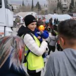 Ahu Yağtu Instagram - Ben ilk defa Kahramanmaras’a gittim. 4 farkli cadirkenti ziyaret etme sansimiz oldu. Cocuklarimiza biraz olsun moral vermekti amacimiz, biz onlara moral verelim derken, kamplara girer girmez sevgi sefkat nese cemberinde buluverdik kendimizi. Allahim bu nasil bir bag kurmak, bu nasil bir sevgi. Gozumun icine bakarken elimi hic birakmamalari, umut dolu bekleyisleri bu yastaki sabirlari ve pozitiflikleriyle bize moral veren onlar oldu. Meger ayni anda hem mutluluktan hem huzunden insanin gozu dolabiliyormus. Hayatim boyunca Maras’taki o gunu unutmayacagim. Elimden geldigince yanlarinda olmaya calisacagim. Bu olusumun icine beni dahil ettiginiz icin cok tesekkur ederim. Iyi ki varsiniz @ucimorgtr Yine gidecegiz, yine yapacagiz. Sonunda iyilik kazanacak 🤍🦋🤍 @saadetozkanefe @yucelceylancom