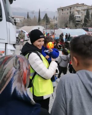 Ahu Yağtu Instagram - Ben ilk defa Kahramanmaras’a gittim. 4 farkli cadirkenti ziyaret etme sansimiz oldu. Cocuklarimiza biraz olsun moral vermekti amacimiz, biz onlara moral verelim derken, kamplara girer girmez sevgi sefkat nese cemberinde buluverdik kendimizi. Allahim bu nasil bir bag kurmak, bu nasil bir sevgi. Gozumun icine bakarken elimi hic birakmamalari, umut dolu bekleyisleri bu yastaki sabirlari ve pozitiflikleriyle bize moral veren onlar oldu. Meger ayni anda hem mutluluktan hem huzunden insanin gozu dolabiliyormus. Hayatim boyunca Maras’taki o gunu unutmayacagim. Elimden geldigince yanlarinda olmaya calisacagim. Bu olusumun icine beni dahil ettiginiz icin cok tesekkur ederim. Iyi ki varsiniz @ucimorgtr Yine gidecegiz, yine yapacagiz. Sonunda iyilik kazanacak 🤍🦋🤍 @saadetozkanefe @yucelceylancom