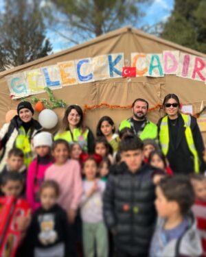 Ahu Yağtu Instagram - Ben ilk defa Kahramanmaras’a gittim. 4 farkli cadirkenti ziyaret etme sansimiz oldu. Cocuklarimiza biraz olsun moral vermekti amacimiz, biz onlara moral verelim derken, kamplara girer girmez sevgi sefkat nese cemberinde buluverdik kendimizi. Allahim bu nasil bir bag kurmak, bu nasil bir sevgi. Gozumun icine bakarken elimi hic birakmamalari, umut dolu bekleyisleri bu yastaki sabirlari ve pozitiflikleriyle bize moral veren onlar oldu. Meger ayni anda hem mutluluktan hem huzunden insanin gozu dolabiliyormus. Hayatim boyunca Maras’taki o gunu unutmayacagim. Elimden geldigince yanlarinda olmaya calisacagim. Bu olusumun icine beni dahil ettiginiz icin cok tesekkur ederim. Iyi ki varsiniz @ucimorgtr Yine gidecegiz, yine yapacagiz. Sonunda iyilik kazanacak 🤍🦋🤍 @saadetozkanefe @yucelceylancom