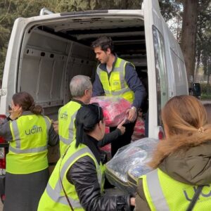 Ahu Yağtu Instagram - Ben ilk defa Kahramanmaras’a gittim. 4 farkli cadirkenti ziyaret etme sansimiz oldu. Cocuklarimiza biraz olsun moral vermekti amacimiz, biz onlara moral verelim derken, kamplara girer girmez sevgi sefkat nese cemberinde buluverdik kendimizi. Allahim bu nasil bir bag kurmak, bu nasil bir sevgi. Gozumun icine bakarken elimi hic birakmamalari, umut dolu bekleyisleri bu yastaki sabirlari ve pozitiflikleriyle bize moral veren onlar oldu. Meger ayni anda hem mutluluktan hem huzunden insanin gozu dolabiliyormus. Hayatim boyunca Maras’taki o gunu unutmayacagim. Elimden geldigince yanlarinda olmaya calisacagim. Bu olusumun icine beni dahil ettiginiz icin cok tesekkur ederim. Iyi ki varsiniz @ucimorgtr Yine gidecegiz, yine yapacagiz. Sonunda iyilik kazanacak 🤍🦋🤍 @saadetozkanefe @yucelceylancom