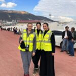 Ahu Yağtu Instagram - Ben ilk defa Kahramanmaras’a gittim. 4 farkli cadirkenti ziyaret etme sansimiz oldu. Cocuklarimiza biraz olsun moral vermekti amacimiz, biz onlara moral verelim derken, kamplara girer girmez sevgi sefkat nese cemberinde buluverdik kendimizi. Allahim bu nasil bir bag kurmak, bu nasil bir sevgi. Gozumun icine bakarken elimi hic birakmamalari, umut dolu bekleyisleri bu yastaki sabirlari ve pozitiflikleriyle bize moral veren onlar oldu. Meger ayni anda hem mutluluktan hem huzunden insanin gozu dolabiliyormus. Hayatim boyunca Maras’taki o gunu unutmayacagim. Elimden geldigince yanlarinda olmaya calisacagim. Bu olusumun icine beni dahil ettiginiz icin cok tesekkur ederim. Iyi ki varsiniz @ucimorgtr Yine gidecegiz, yine yapacagiz. Sonunda iyilik kazanacak 🤍🦋🤍 @saadetozkanefe @yucelceylancom