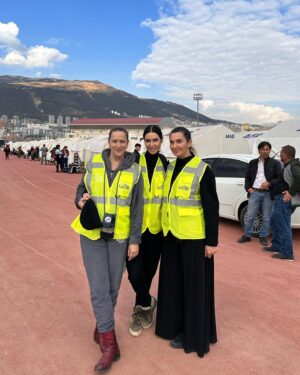 Ahu Yağtu Instagram - Ben ilk defa Kahramanmaras’a gittim. 4 farkli cadirkenti ziyaret etme sansimiz oldu. Cocuklarimiza biraz olsun moral vermekti amacimiz, biz onlara moral verelim derken, kamplara girer girmez sevgi sefkat nese cemberinde buluverdik kendimizi. Allahim bu nasil bir bag kurmak, bu nasil bir sevgi. Gozumun icine bakarken elimi hic birakmamalari, umut dolu bekleyisleri bu yastaki sabirlari ve pozitiflikleriyle bize moral veren onlar oldu. Meger ayni anda hem mutluluktan hem huzunden insanin gozu dolabiliyormus. Hayatim boyunca Maras’taki o gunu unutmayacagim. Elimden geldigince yanlarinda olmaya calisacagim. Bu olusumun icine beni dahil ettiginiz icin cok tesekkur ederim. Iyi ki varsiniz @ucimorgtr Yine gidecegiz, yine yapacagiz. Sonunda iyilik kazanacak 🤍🦋🤍 @saadetozkanefe @yucelceylancom