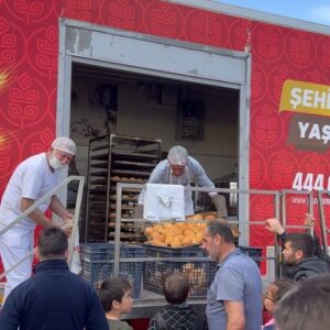 Ahu Yağtu Instagram - Ben ilk defa Kahramanmaras’a gittim. 4 farkli cadirkenti ziyaret etme sansimiz oldu. Cocuklarimiza biraz olsun moral vermekti amacimiz, biz onlara moral verelim derken, kamplara girer girmez sevgi sefkat nese cemberinde buluverdik kendimizi. Allahim bu nasil bir bag kurmak, bu nasil bir sevgi. Gozumun icine bakarken elimi hic birakmamalari, umut dolu bekleyisleri bu yastaki sabirlari ve pozitiflikleriyle bize moral veren onlar oldu. Meger ayni anda hem mutluluktan hem huzunden insanin gozu dolabiliyormus. Hayatim boyunca Maras’taki o gunu unutmayacagim. Elimden geldigince yanlarinda olmaya calisacagim. Bu olusumun icine beni dahil ettiginiz icin cok tesekkur ederim. Iyi ki varsiniz @ucimorgtr Yine gidecegiz, yine yapacagiz. Sonunda iyilik kazanacak 🤍🦋🤍 @saadetozkanefe @yucelceylancom