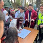 Ahu Yağtu Instagram - Ben ilk defa Kahramanmaras’a gittim. 4 farkli cadirkenti ziyaret etme sansimiz oldu. Cocuklarimiza biraz olsun moral vermekti amacimiz, biz onlara moral verelim derken, kamplara girer girmez sevgi sefkat nese cemberinde buluverdik kendimizi. Allahim bu nasil bir bag kurmak, bu nasil bir sevgi. Gozumun icine bakarken elimi hic birakmamalari, umut dolu bekleyisleri bu yastaki sabirlari ve pozitiflikleriyle bize moral veren onlar oldu. Meger ayni anda hem mutluluktan hem huzunden insanin gozu dolabiliyormus. Hayatim boyunca Maras’taki o gunu unutmayacagim. Elimden geldigince yanlarinda olmaya calisacagim. Bu olusumun icine beni dahil ettiginiz icin cok tesekkur ederim. Iyi ki varsiniz @ucimorgtr Yine gidecegiz, yine yapacagiz. Sonunda iyilik kazanacak 🤍🦋🤍 @saadetozkanefe @yucelceylancom