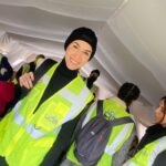 Ahu Yağtu Instagram - Ben ilk defa Kahramanmaras’a gittim. 4 farkli cadirkenti ziyaret etme sansimiz oldu. Cocuklarimiza biraz olsun moral vermekti amacimiz, biz onlara moral verelim derken, kamplara girer girmez sevgi sefkat nese cemberinde buluverdik kendimizi. Allahim bu nasil bir bag kurmak, bu nasil bir sevgi. Gozumun icine bakarken elimi hic birakmamalari, umut dolu bekleyisleri bu yastaki sabirlari ve pozitiflikleriyle bize moral veren onlar oldu. Meger ayni anda hem mutluluktan hem huzunden insanin gozu dolabiliyormus. Hayatim boyunca Maras’taki o gunu unutmayacagim. Elimden geldigince yanlarinda olmaya calisacagim. Bu olusumun icine beni dahil ettiginiz icin cok tesekkur ederim. Iyi ki varsiniz @ucimorgtr Yine gidecegiz, yine yapacagiz. Sonunda iyilik kazanacak 🤍🦋🤍 @saadetozkanefe @yucelceylancom